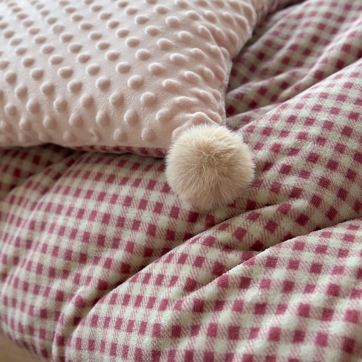 91家纺网 家纺一手货源 找家纺 有货 2025新款格调牛奶绒毛巾绣豆豆被系列 格调可爱兔