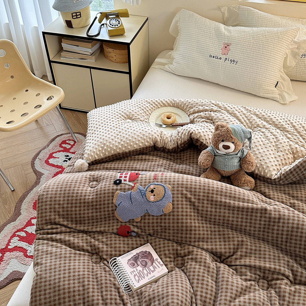 91家纺网 家纺一手货源 找家纺 有货 2025新款格调牛奶绒毛巾绣豆豆被系列 格调苹果熊