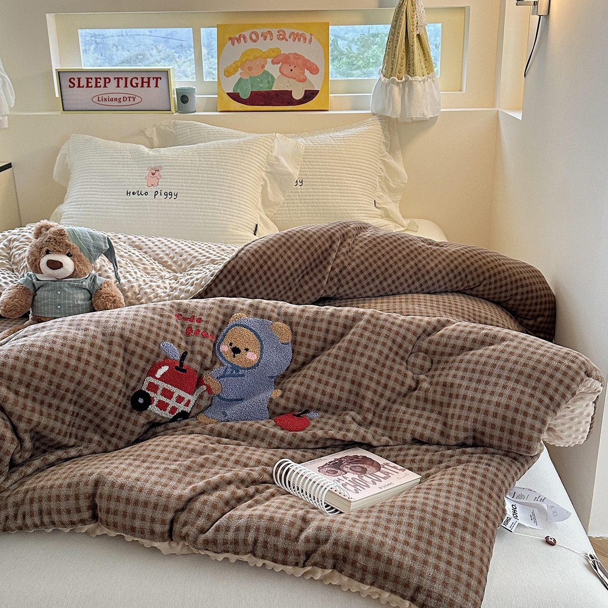 91家纺网 家纺一手货源 找家纺 有货 2025新款格调牛奶绒毛巾绣豆豆被系列 格调苹果熊