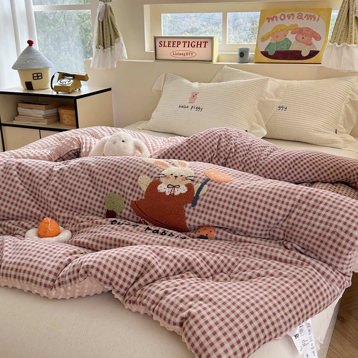 91家纺网 家纺一手货源 找家纺 有货 2025新款格调牛奶绒毛巾绣豆豆被系列 格调可爱兔