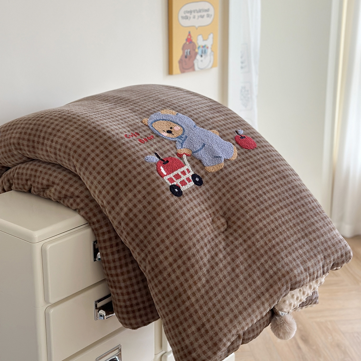 91家纺网 家纺一手货源 找家纺 有货 2025新款格调牛奶绒毛巾绣豆豆被系列 格调苹果熊