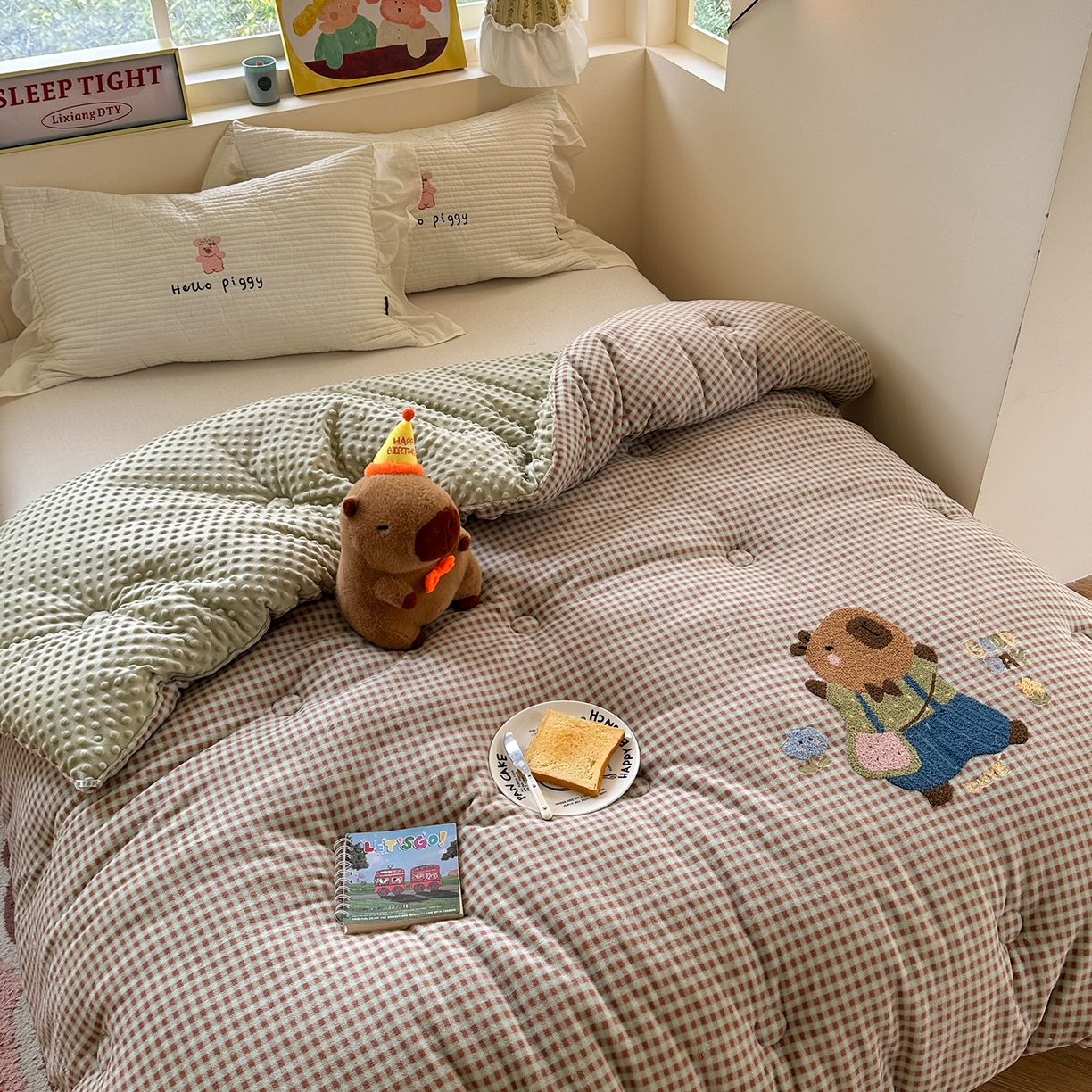 91家纺网 家纺一手货源 找家纺 （总）有货 2025新款格调牛奶绒毛巾绣豆豆被系列