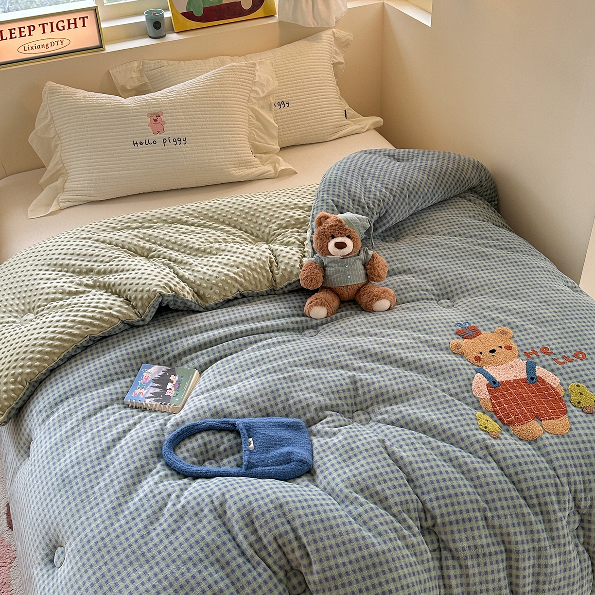 91家纺网 家纺一手货源 找家纺 有货 2025新款格调牛奶绒毛巾绣豆豆被系列 格调礼物熊