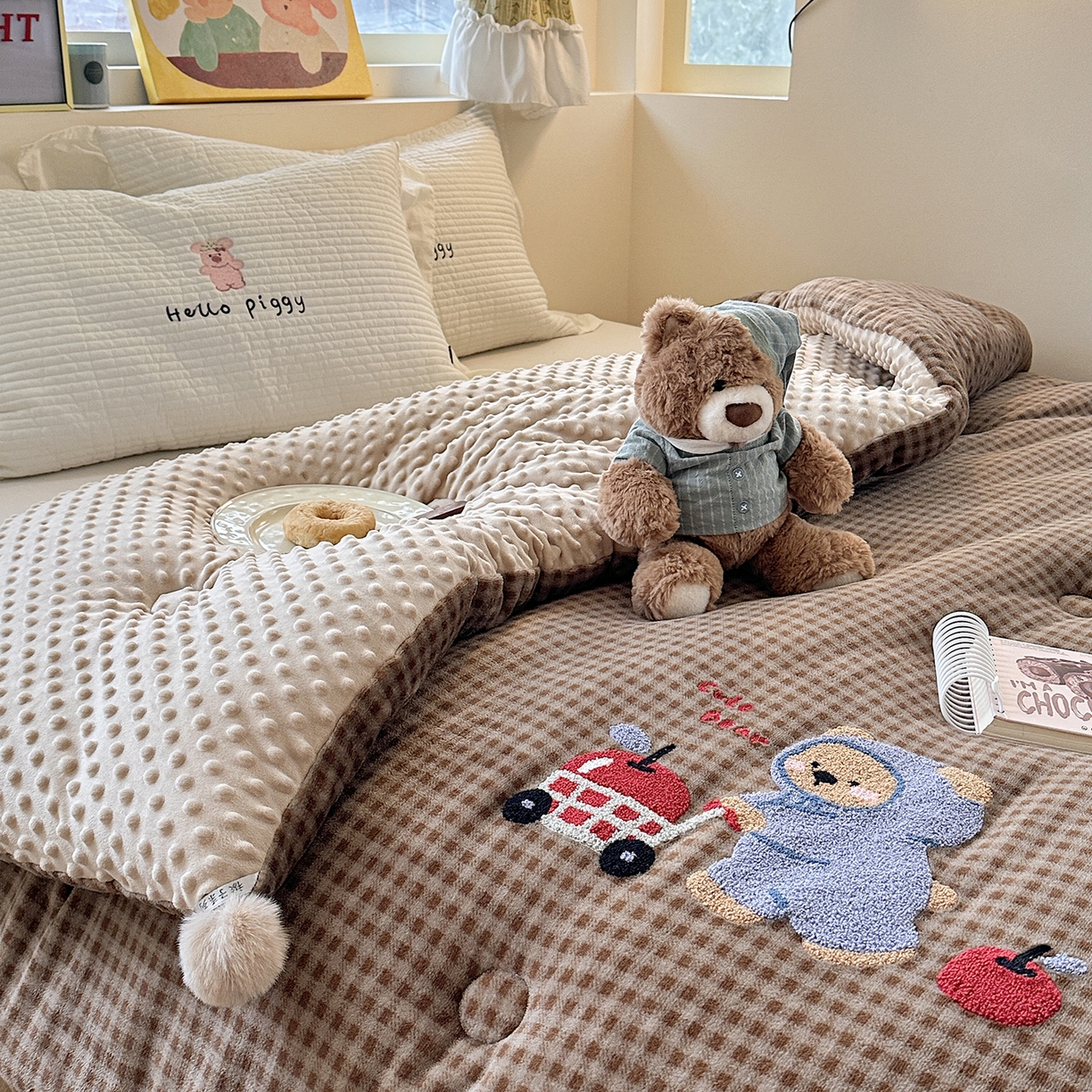 91家纺网 家纺一手货源 找家纺 有货 2025新款格调牛奶绒毛巾绣豆豆被系列 格调苹果熊