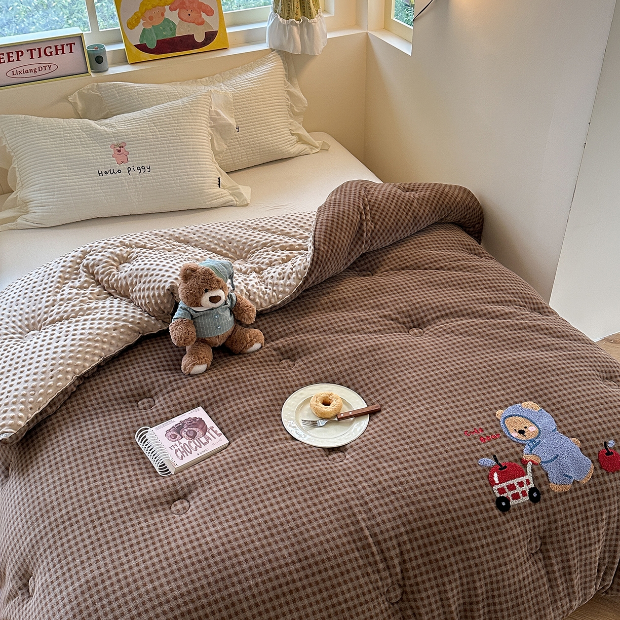 91家纺网 家纺一手货源 找家纺 有货 2025新款格调牛奶绒毛巾绣豆豆被系列 格调苹果熊