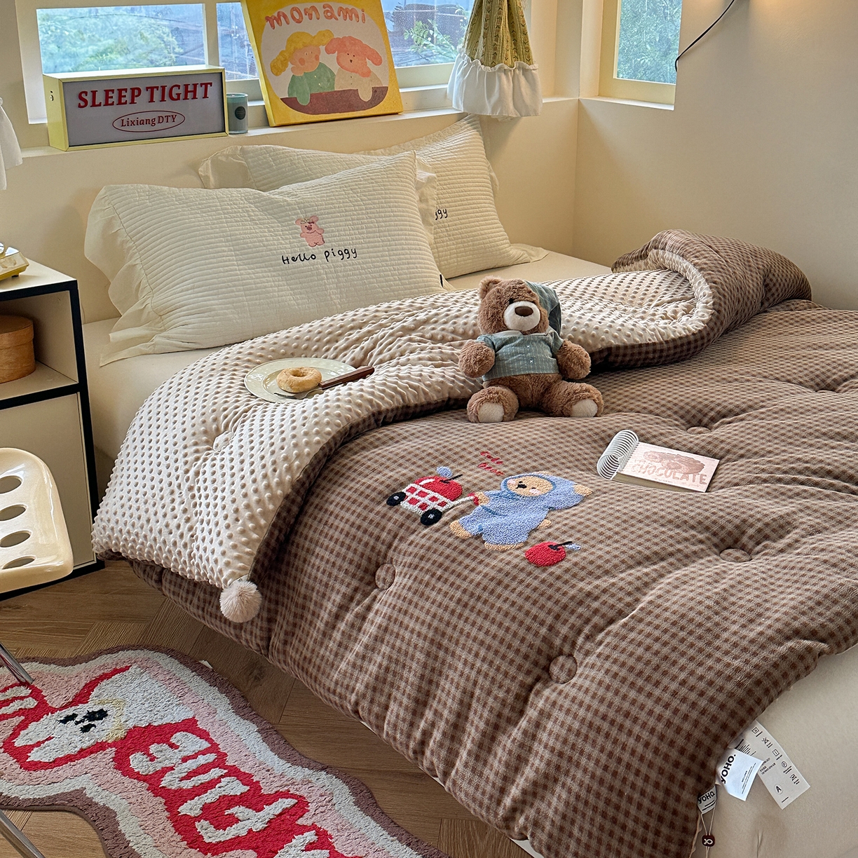 91家纺网 家纺一手货源 找家纺 有货 2025新款格调牛奶绒毛巾绣豆豆被系列 格调苹果熊