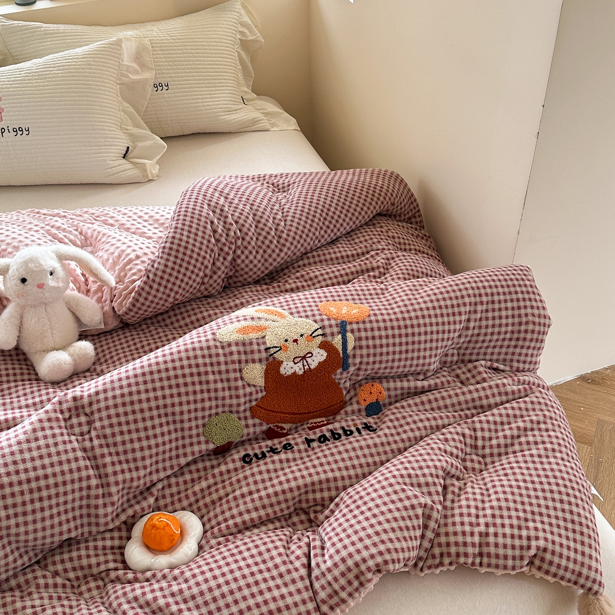 91家纺网 家纺一手货源 找家纺 有货 2025新款格调牛奶绒毛巾绣豆豆被系列 格调可爱兔