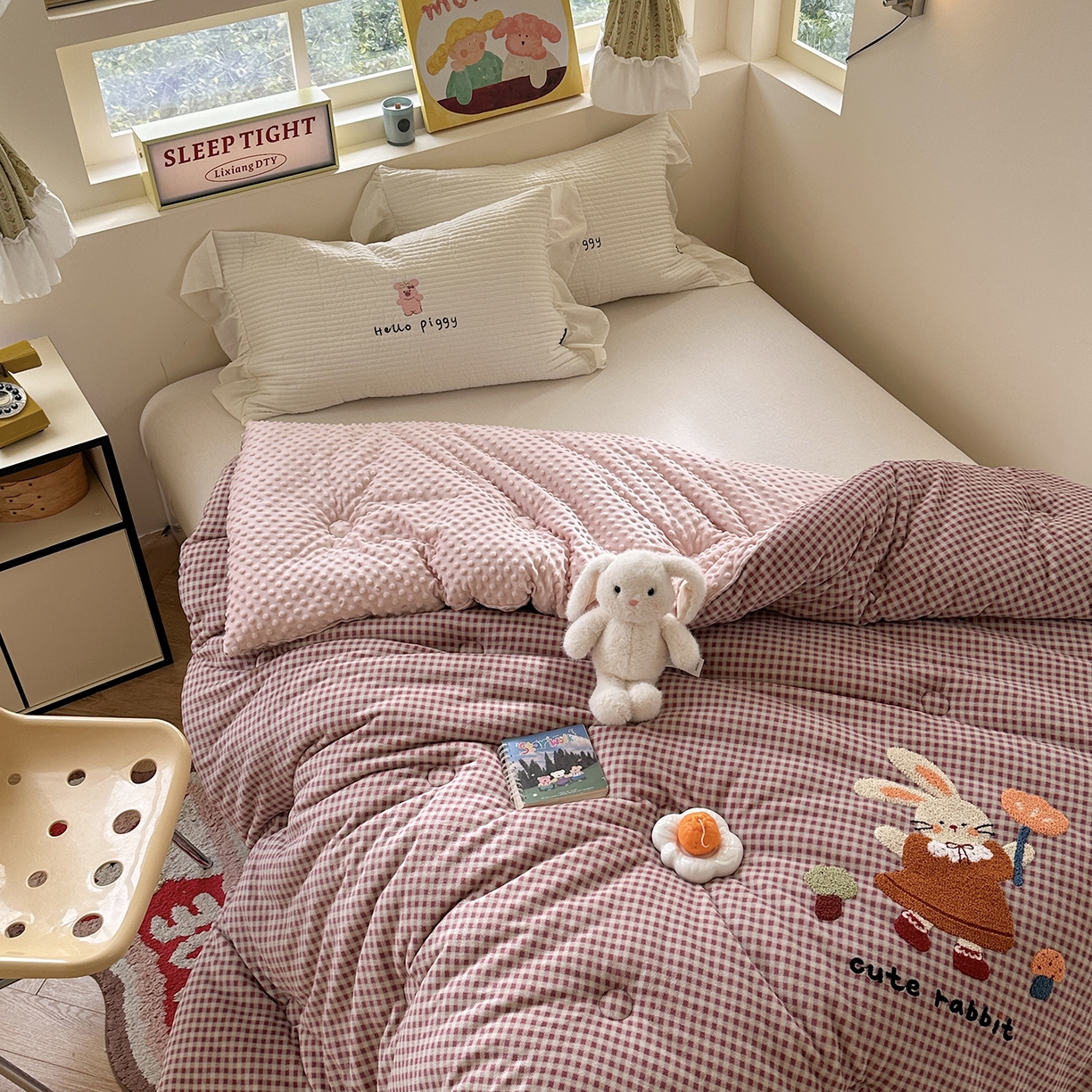 91家纺网 家纺一手货源 找家纺 有货 2025新款格调牛奶绒毛巾绣豆豆被系列 格调可爱兔