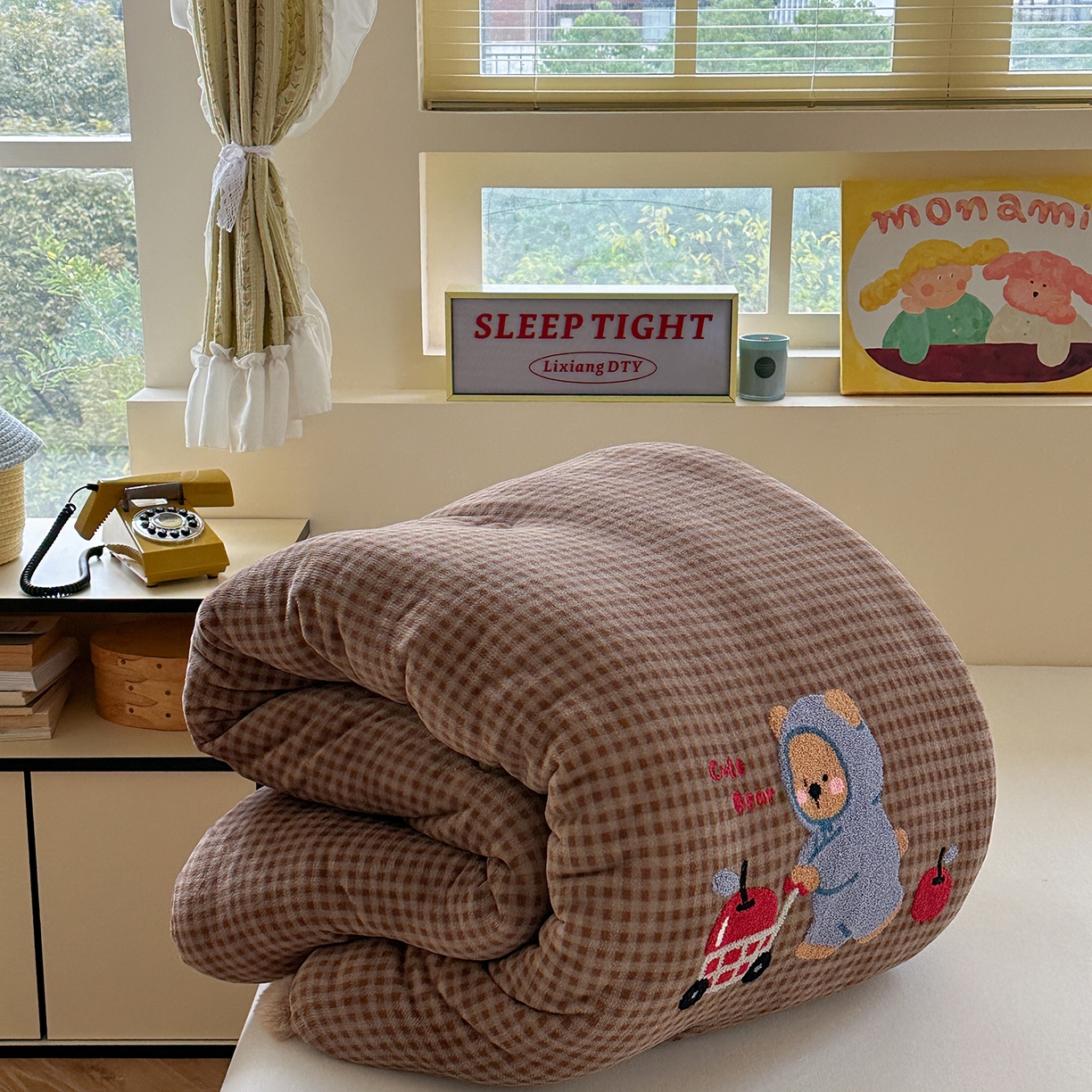 91家纺网 家纺一手货源 找家纺 有货 2025新款格调牛奶绒毛巾绣豆豆被系列 格调苹果熊