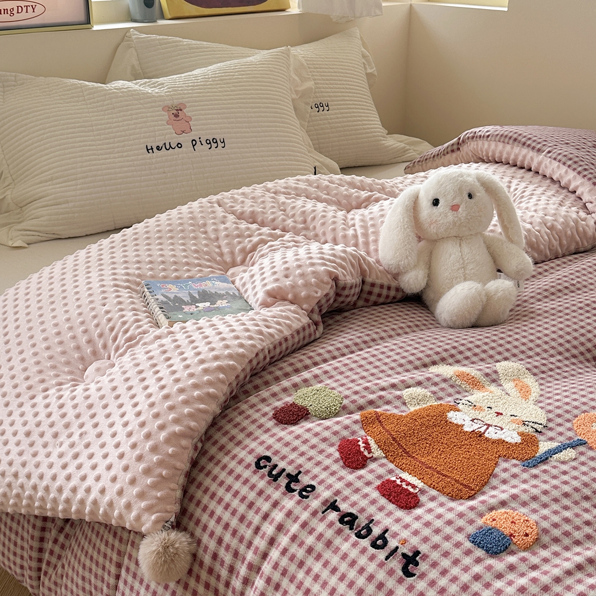 91家纺网 家纺一手货源 找家纺 有货 2025新款格调牛奶绒毛巾绣豆豆被系列 格调可爱兔