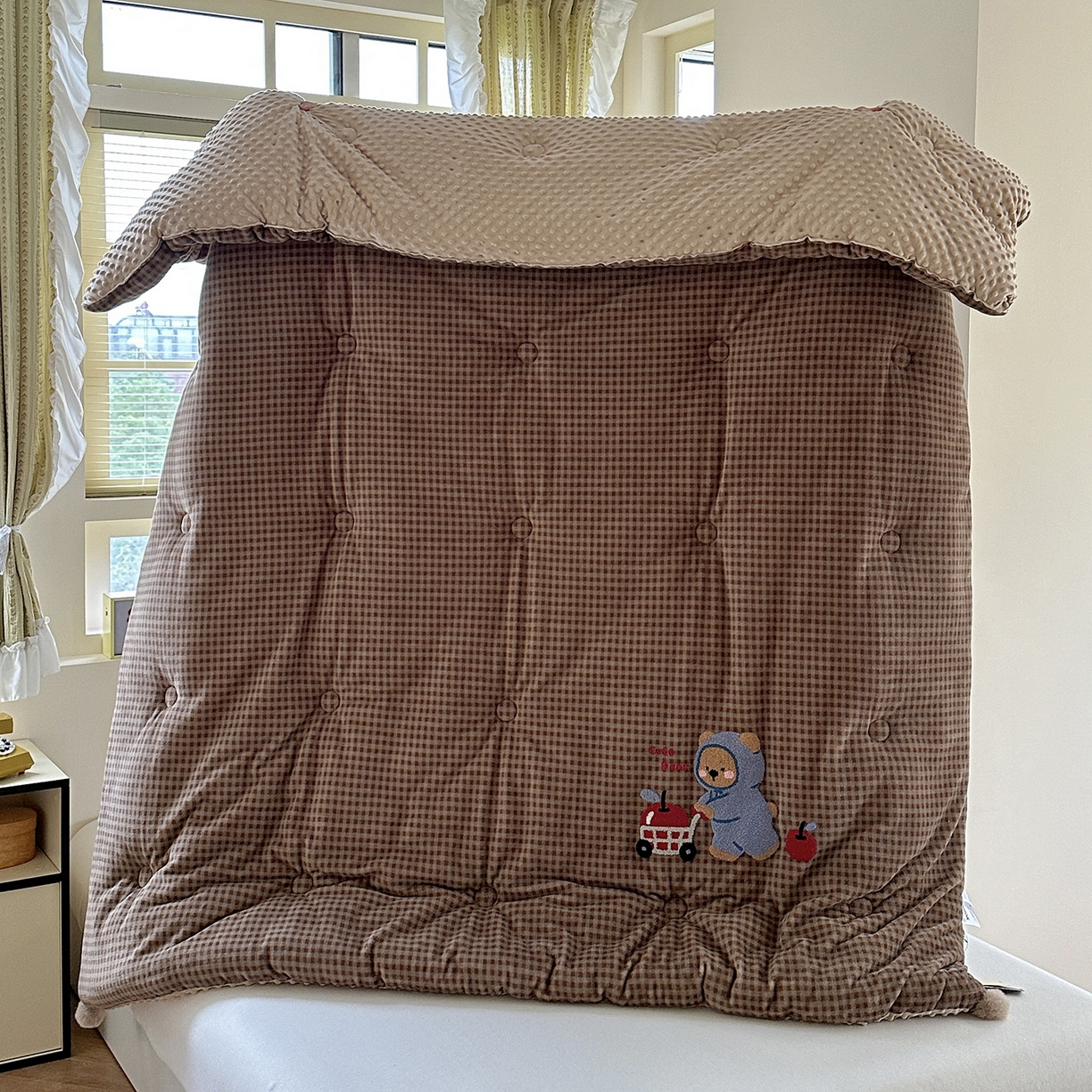 91家纺网 家纺一手货源 找家纺 有货 2025新款格调牛奶绒毛巾绣豆豆被系列 格调苹果熊