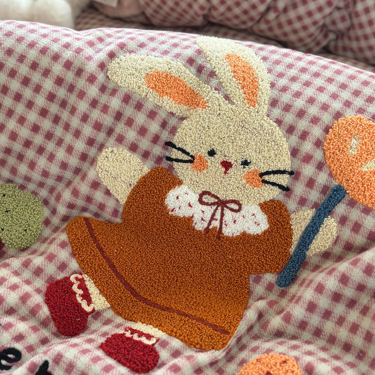 91家纺网 家纺一手货源 找家纺 有货 2025新款格调牛奶绒毛巾绣豆豆被系列 格调可爱兔