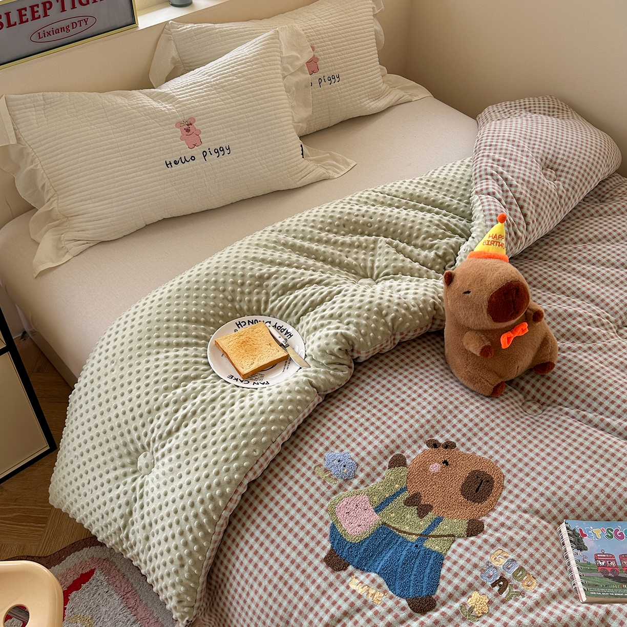 91家纺网 家纺一手货源 找家纺 有货 2025新款格调牛奶绒毛巾绣豆豆被系列 格调卡比巴拉