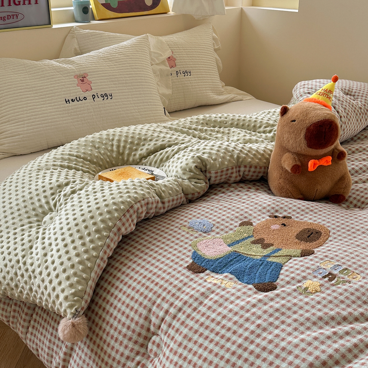 91家纺网 家纺一手货源 找家纺 有货 2025新款格调牛奶绒毛巾绣豆豆被系列 格调卡比巴拉