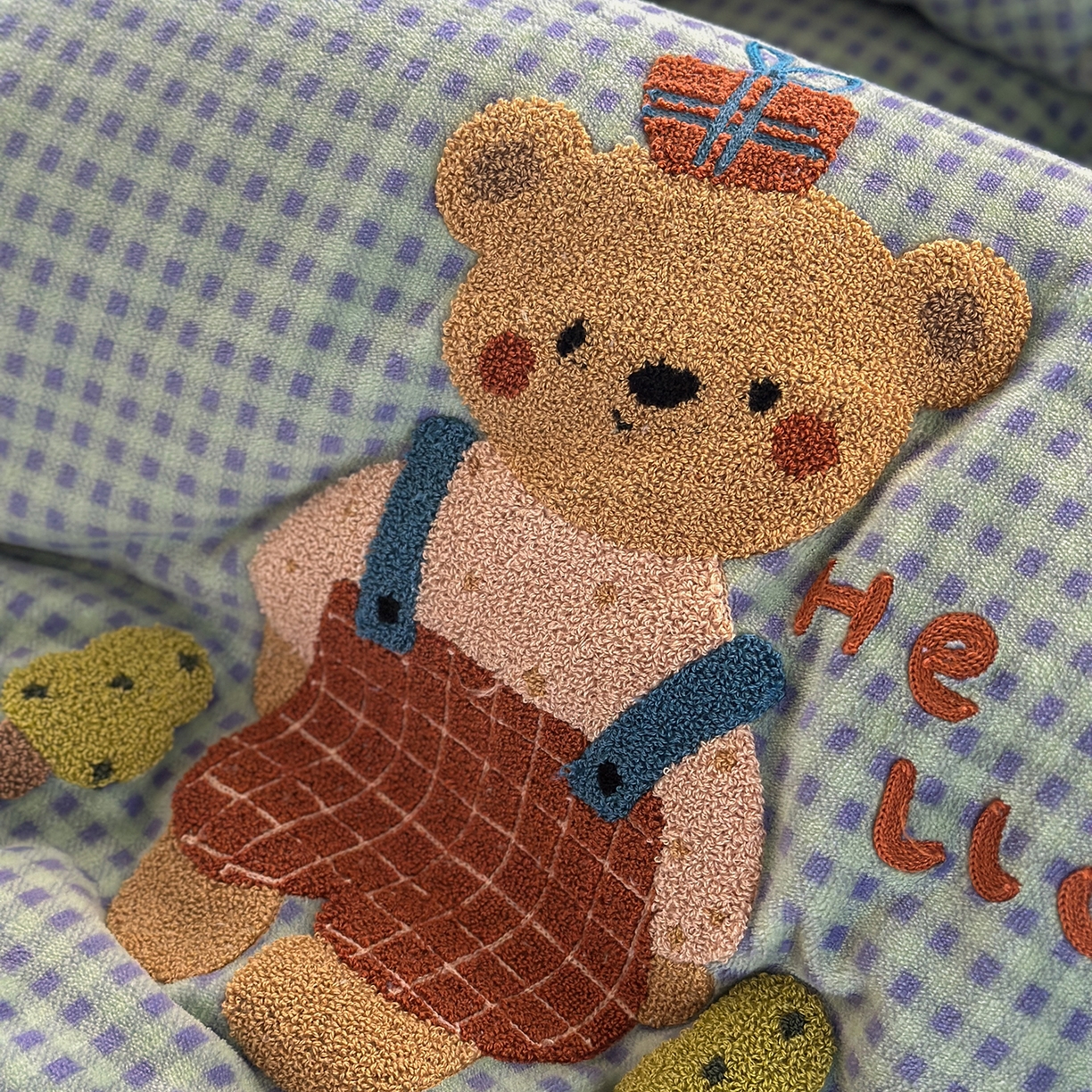 91家纺网 家纺一手货源 找家纺 有货 2025新款格调牛奶绒毛巾绣豆豆被系列 格调礼物熊