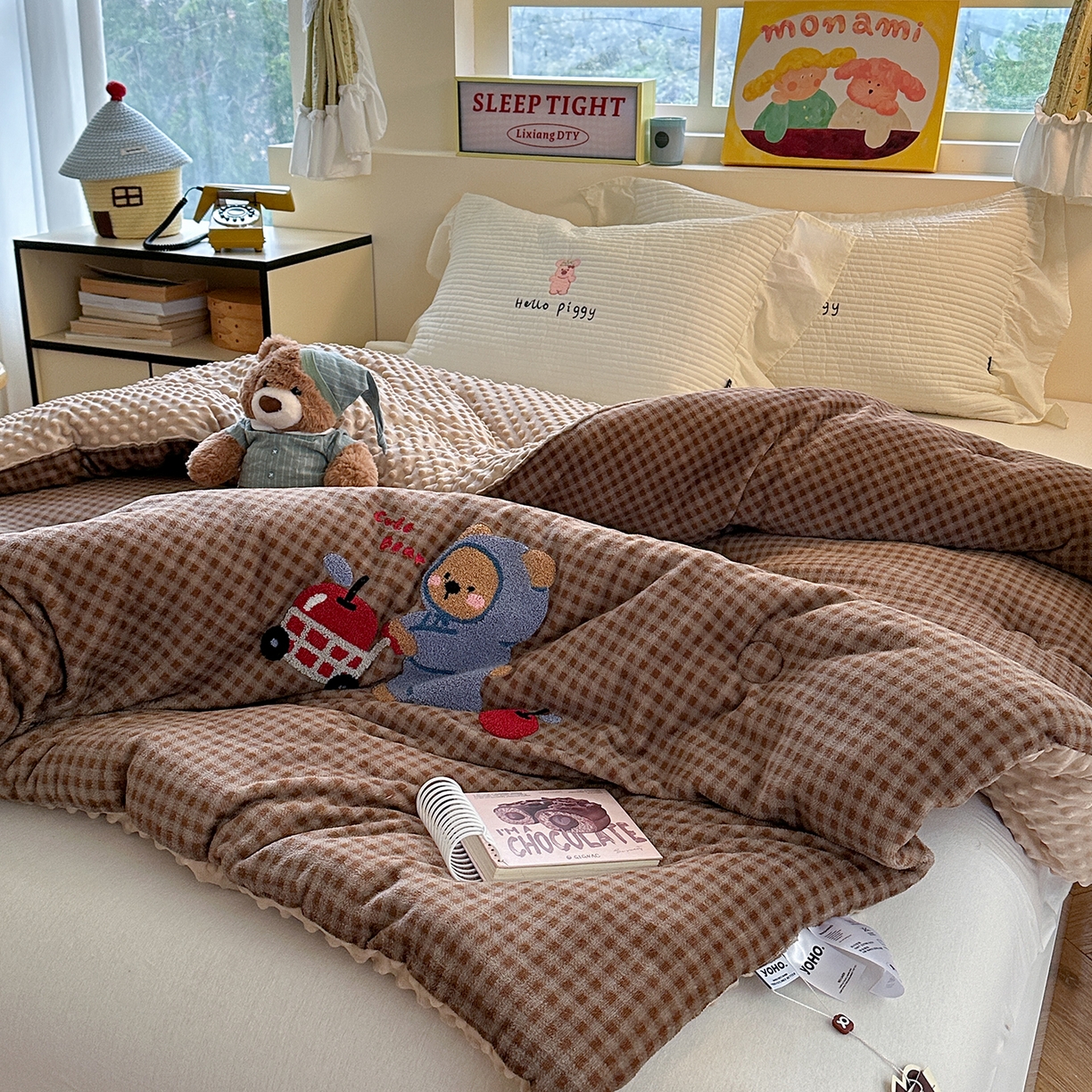 91家纺网 家纺一手货源 找家纺 有货 2025新款格调牛奶绒毛巾绣豆豆被系列 格调苹果熊