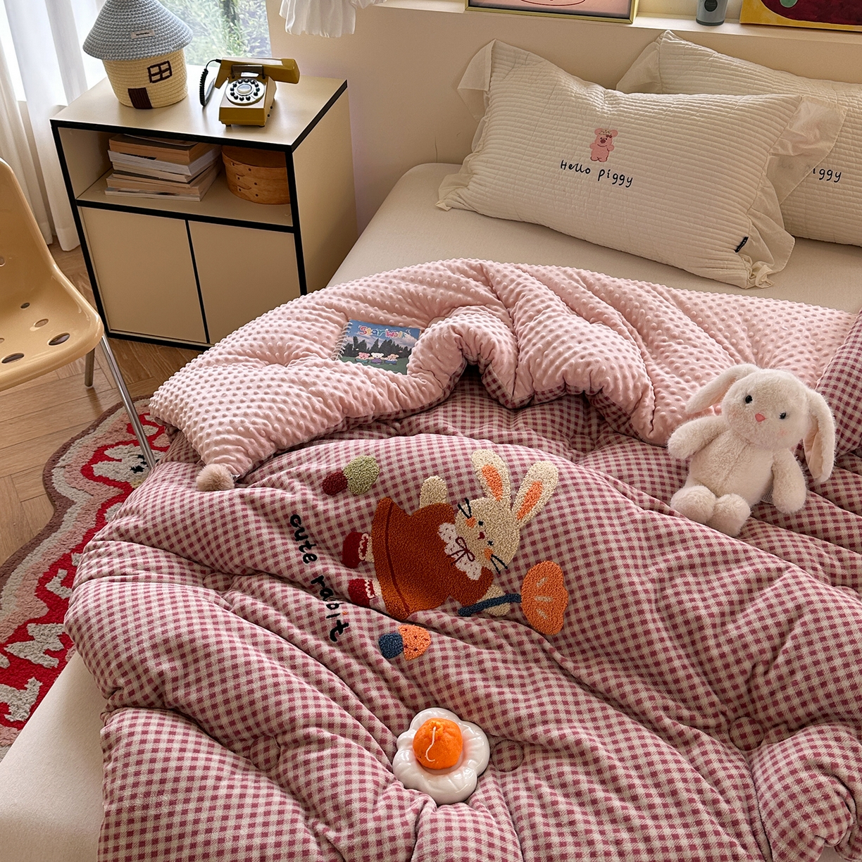 91家纺网 家纺一手货源 找家纺 有货 2025新款格调牛奶绒毛巾绣豆豆被系列 格调可爱兔