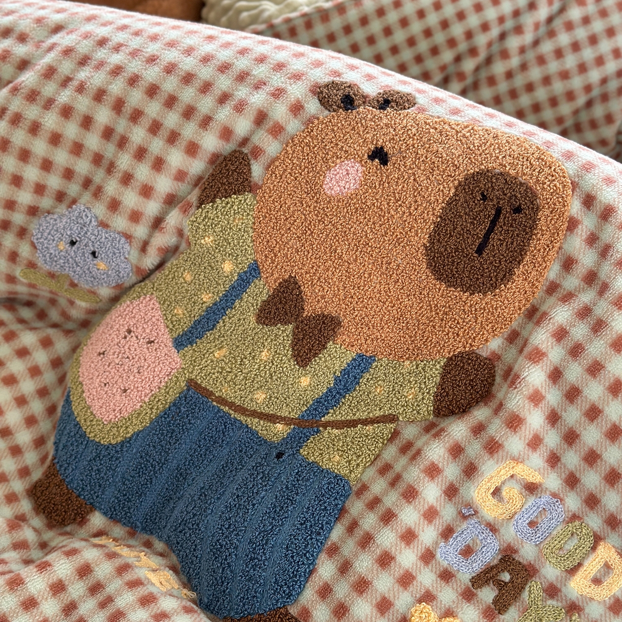 91家纺网 家纺一手货源 找家纺 （总）有货 2025新款格调牛奶绒毛巾绣豆豆被系列