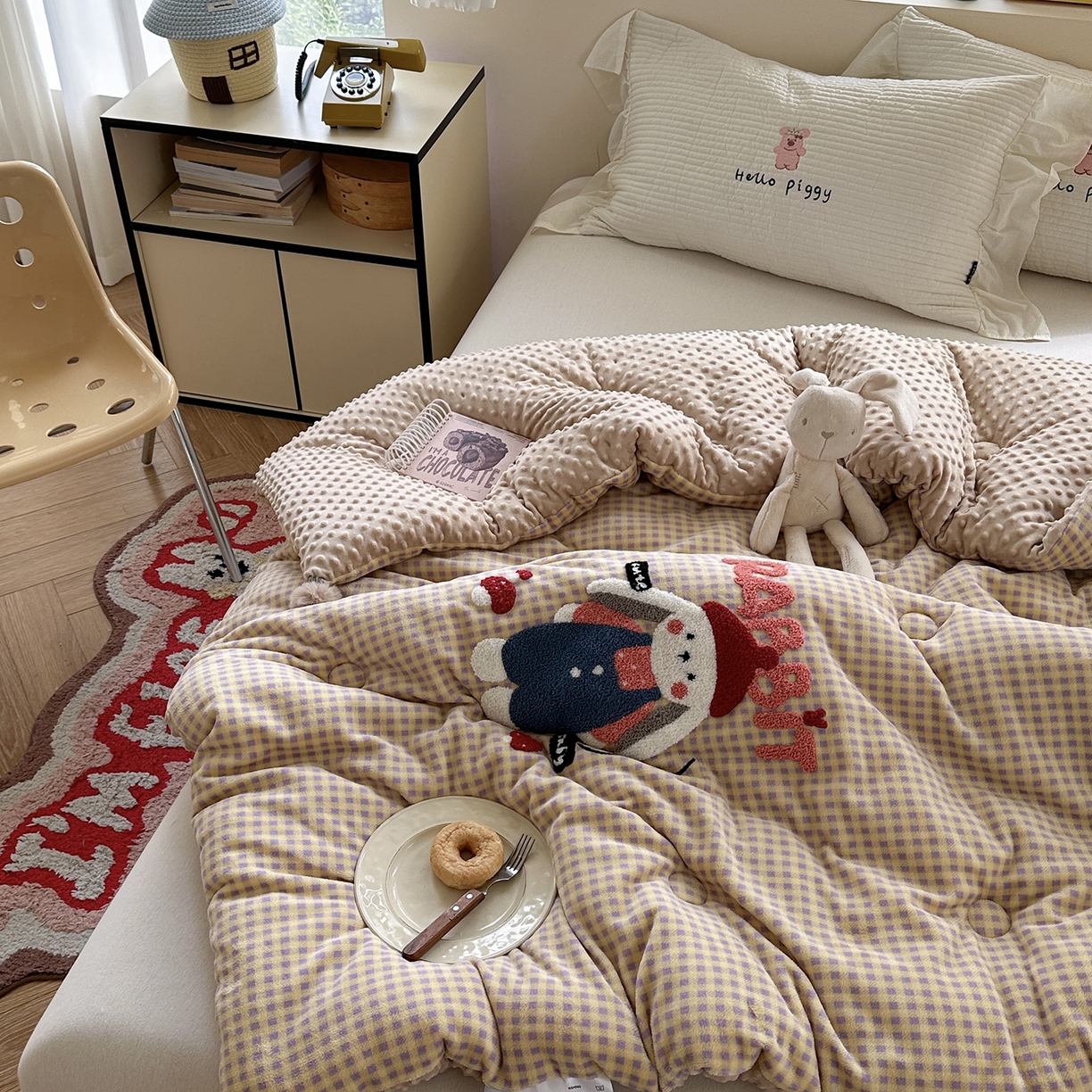 91家纺网 家纺一手货源 找家纺 有货 2025新款格调牛奶绒毛巾绣豆豆被系列 格调蘑菇小兔