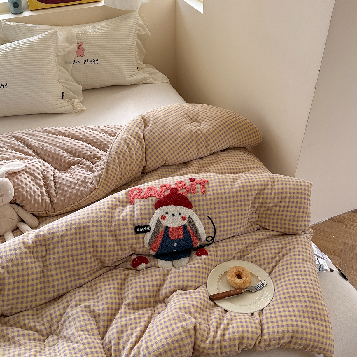 91家纺网 家纺一手货源 找家纺 有货 2025新款格调牛奶绒毛巾绣豆豆被系列 格调蘑菇小兔