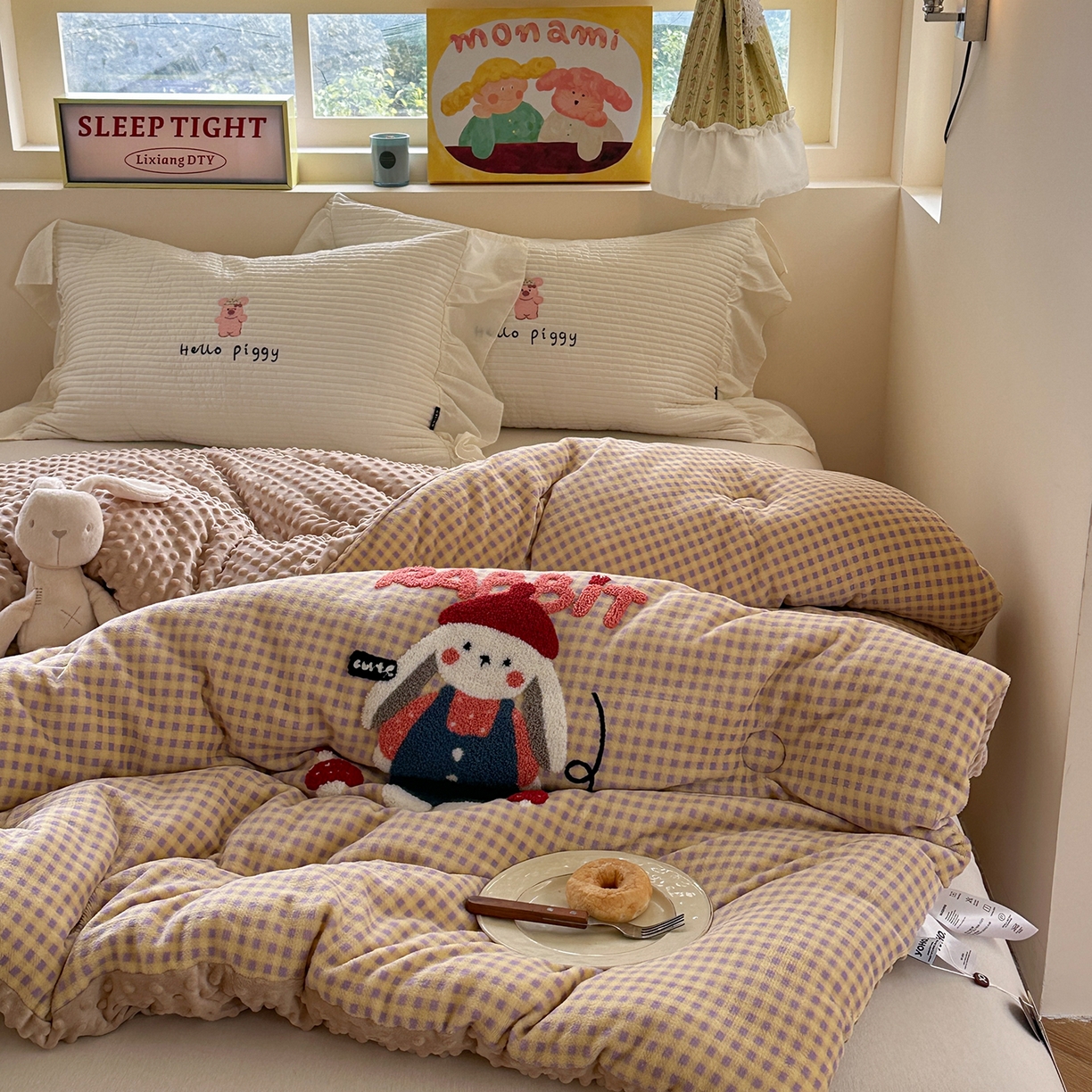 91家纺网 家纺一手货源 找家纺 有货 2025新款格调牛奶绒毛巾绣豆豆被系列 格调蘑菇小兔