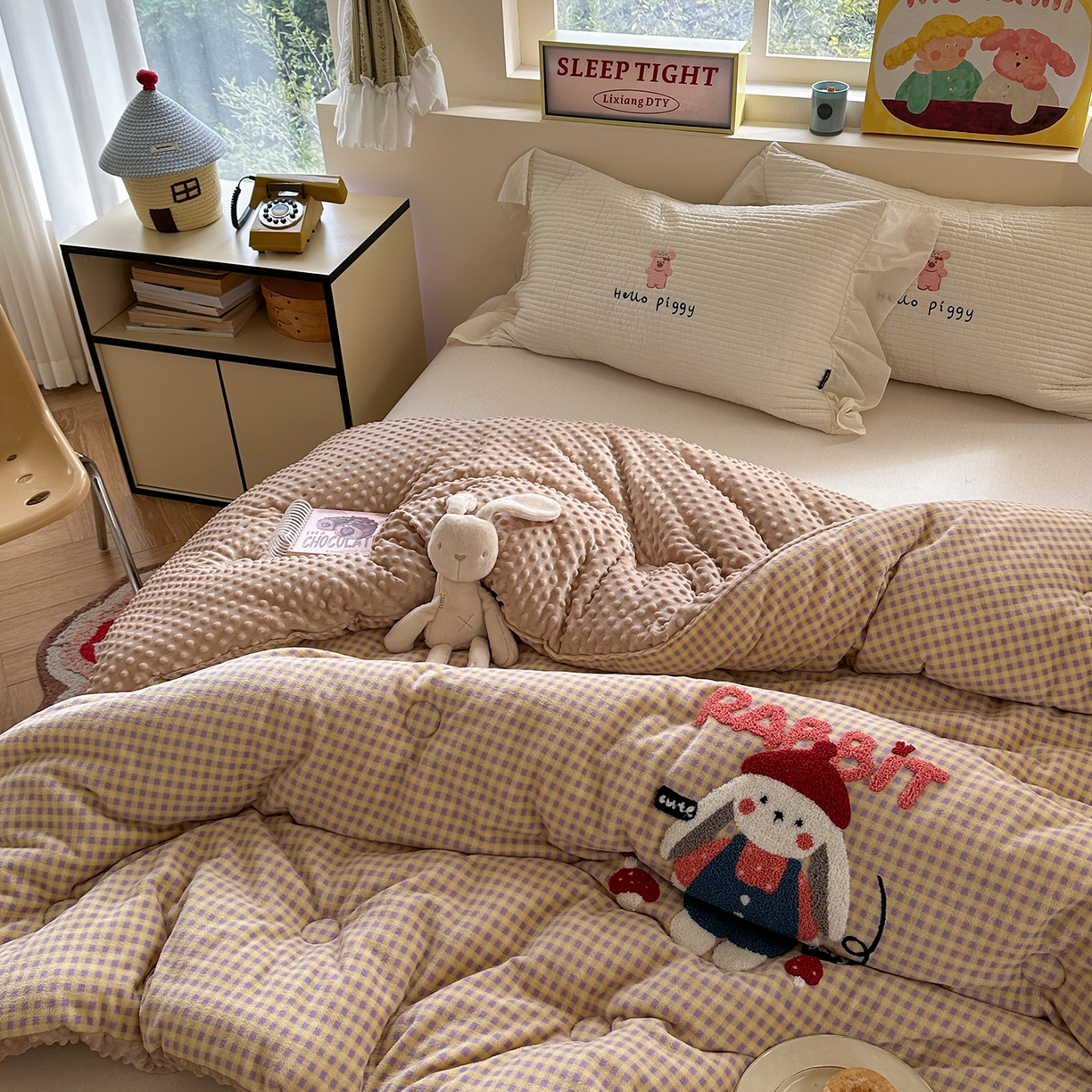 91家纺网 家纺一手货源 找家纺 有货 2025新款格调牛奶绒毛巾绣豆豆被系列 格调蘑菇小兔