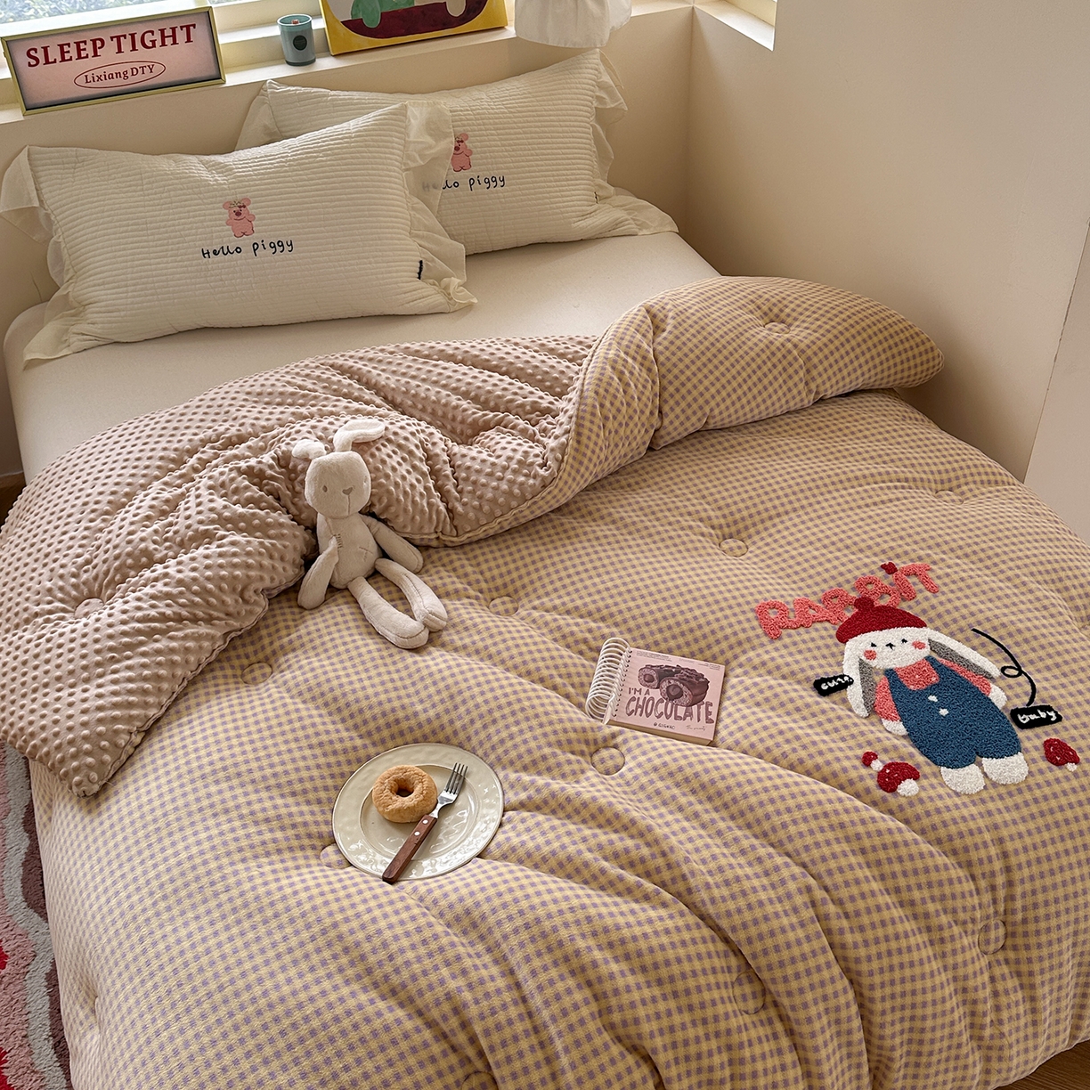 91家纺网 家纺一手货源 找家纺 有货 2025新款格调牛奶绒毛巾绣豆豆被系列 格调蘑菇小兔