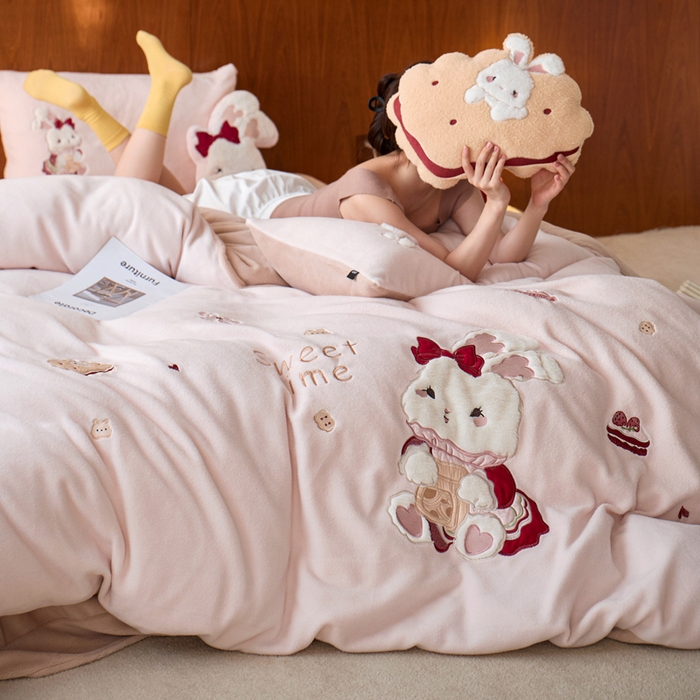 91家纺网 家纺一手货源 找家纺 （总）卡姿家纺 2025秋冬仿羊绒毛呢触感蒂芙呢绒—兔子甜品屋