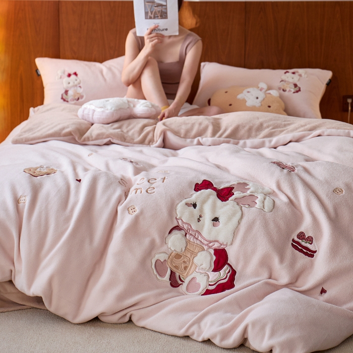 91家纺网 家纺一手货源 找家纺 （总）卡姿家纺 2025秋冬仿羊绒毛呢触感蒂芙呢绒—兔子甜品屋