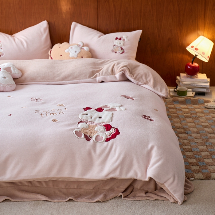 91家纺网 家纺一手货源 找家纺 （总）卡姿家纺 2025秋冬仿羊绒毛呢触感蒂芙呢绒—兔子甜品屋