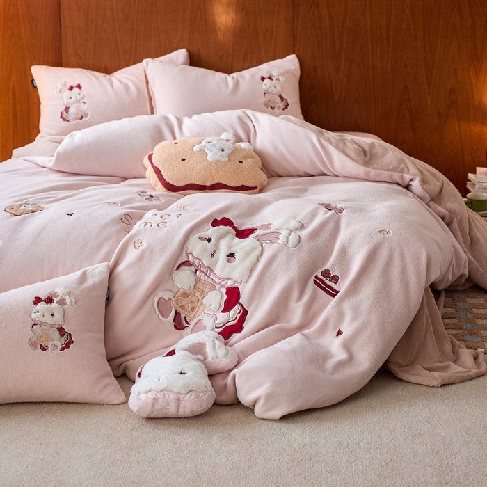 91家纺网 家纺一手货源 找家纺 （总）卡姿家纺 2025秋冬仿羊绒毛呢触感蒂芙呢绒—兔子甜品屋