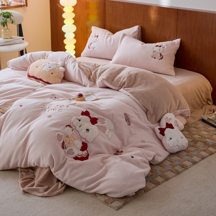 91家纺网 家纺一手货源 找家纺 （总）卡姿家纺 2025秋冬仿羊绒毛呢触感蒂芙呢绒—兔子甜品屋