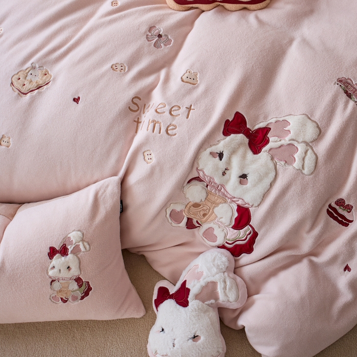 91家纺网 家纺一手货源 找家纺 （总）卡姿家纺 2025秋冬仿羊绒毛呢触感蒂芙呢绒—兔子甜品屋