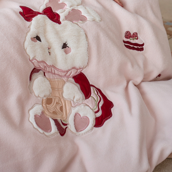 91家纺网 家纺一手货源 找家纺 卡姿家纺 2025秋冬仿羊绒毛呢触感蒂芙呢绒—兔子甜品屋 兔子甜品屋-粉