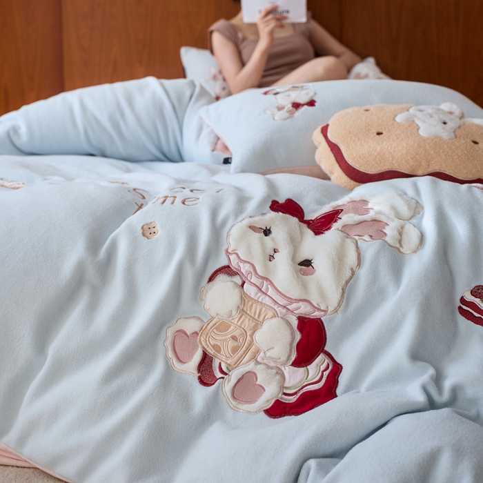 91家纺网 家纺一手货源 找家纺 卡姿家纺 2025秋冬仿羊绒毛呢触感蒂芙呢绒—兔子甜品屋 兔子甜品屋-蓝