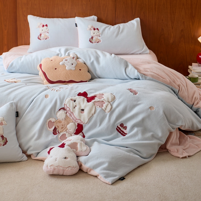 91家纺网 家纺一手货源 找家纺 卡姿家纺 2025秋冬仿羊绒毛呢触感蒂芙呢绒—兔子甜品屋 兔子甜品屋-蓝