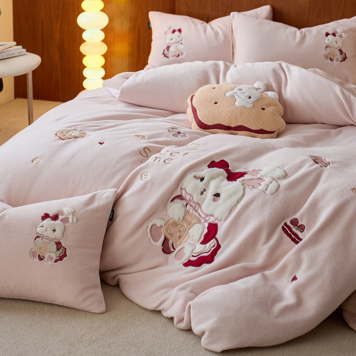 91家纺网 家纺一手货源 找家纺 卡姿家纺 2025秋冬仿羊绒毛呢触感蒂芙呢绒—兔子甜品屋 兔子甜品屋-粉