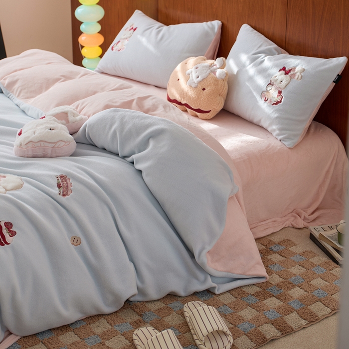 91家纺网 家纺一手货源 找家纺 卡姿家纺 2025秋冬仿羊绒毛呢触感蒂芙呢绒—兔子甜品屋 兔子甜品屋-蓝