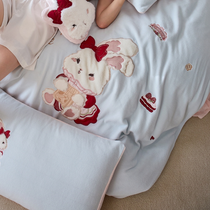 91家纺网 家纺一手货源 找家纺 卡姿家纺 2025秋冬仿羊绒毛呢触感蒂芙呢绒—兔子甜品屋 兔子甜品屋-蓝