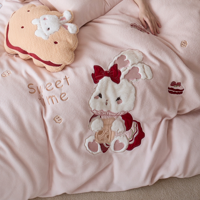 91家纺网 家纺一手货源 找家纺 卡姿家纺 2025秋冬仿羊绒毛呢触感蒂芙呢绒—兔子甜品屋 兔子甜品屋-粉