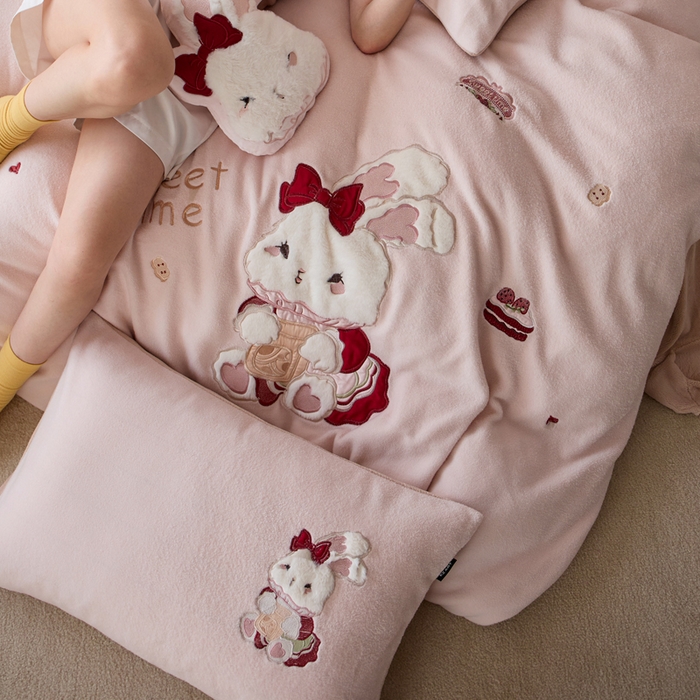 91家纺网 家纺一手货源 找家纺 卡姿家纺 2025秋冬仿羊绒毛呢触感蒂芙呢绒—兔子甜品屋 兔子甜品屋-粉