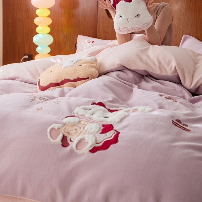 91家纺网 家纺一手货源 找家纺 卡姿家纺 2025秋冬仿羊绒毛呢触感蒂芙呢绒—兔子甜品屋 兔子甜品屋-紫