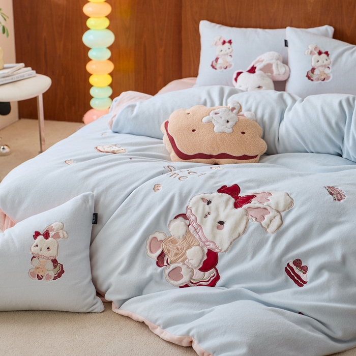 91家纺网 家纺一手货源 找家纺 卡姿家纺 2025秋冬仿羊绒毛呢触感蒂芙呢绒—兔子甜品屋 兔子甜品屋-蓝