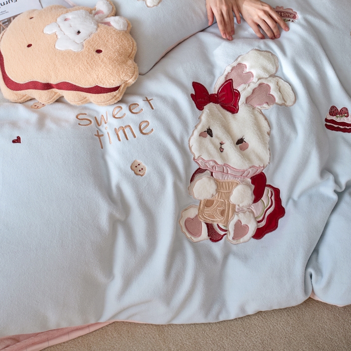 91家纺网 家纺一手货源 找家纺 卡姿家纺 2025秋冬仿羊绒毛呢触感蒂芙呢绒—兔子甜品屋 兔子甜品屋-蓝