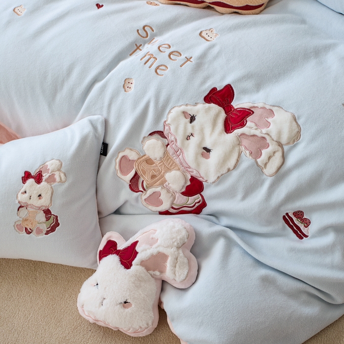 91家纺网 家纺一手货源 找家纺 卡姿家纺 2025秋冬仿羊绒毛呢触感蒂芙呢绒—兔子甜品屋 兔子甜品屋-蓝