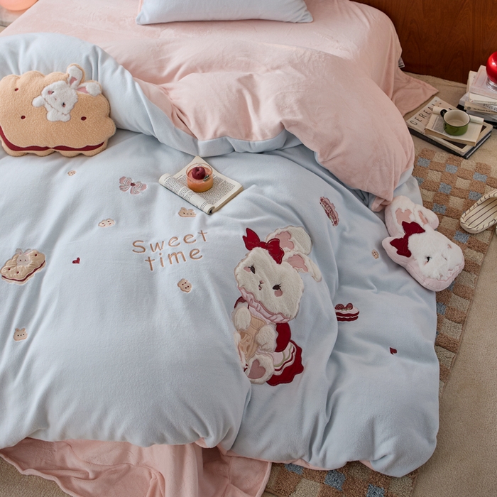 91家纺网 家纺一手货源 找家纺 卡姿家纺 2025秋冬仿羊绒毛呢触感蒂芙呢绒—兔子甜品屋 兔子甜品屋-蓝