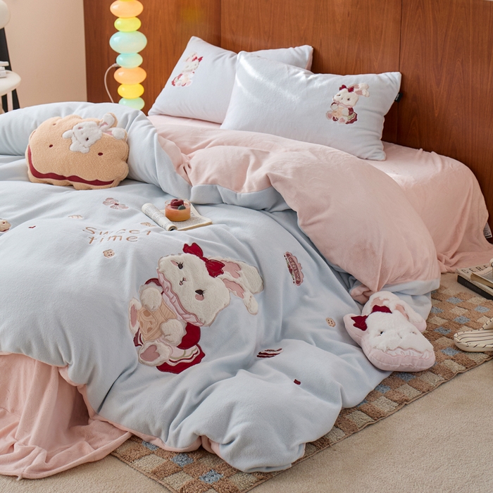 91家纺网 家纺一手货源 找家纺 卡姿家纺 2025秋冬仿羊绒毛呢触感蒂芙呢绒—兔子甜品屋 兔子甜品屋-蓝