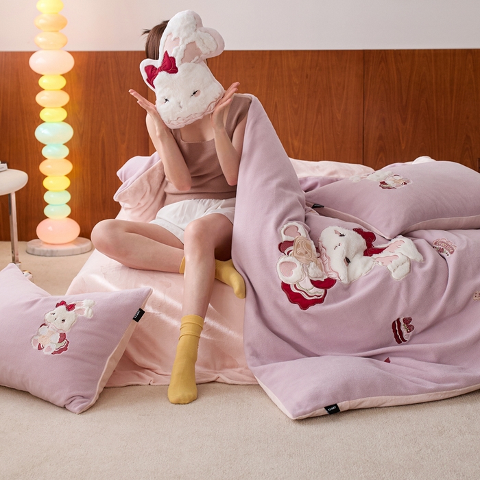 91家纺网 家纺一手货源 找家纺 卡姿家纺 2025秋冬仿羊绒毛呢触感蒂芙呢绒—兔子甜品屋 兔子甜品屋-紫