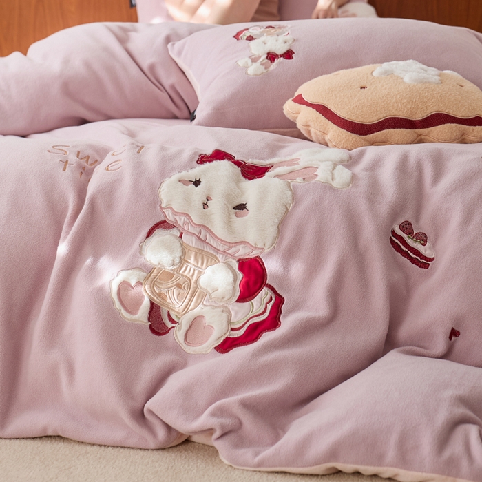 91家纺网 家纺一手货源 找家纺 卡姿家纺 2025秋冬仿羊绒毛呢触感蒂芙呢绒—兔子甜品屋 兔子甜品屋-紫