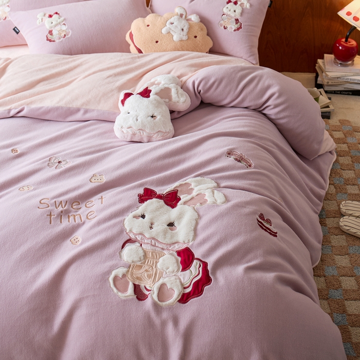 91家纺网 家纺一手货源 找家纺 卡姿家纺 2025秋冬仿羊绒毛呢触感蒂芙呢绒—兔子甜品屋 兔子甜品屋-紫